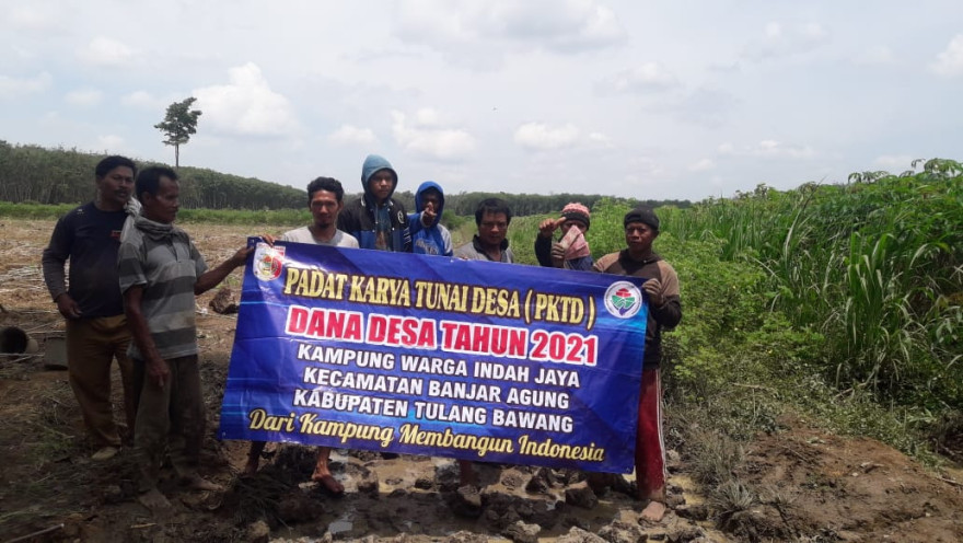 Realisasikan PKTD, Pemkam Warga Indah Jaya Bangun Jalan Perkebunan.